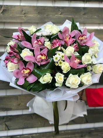Букет цветов из: Розы и Хризантемы в Новосибирске