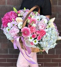 Цветочная композиция из Розы, Хризантемы, Пионы и Лизиантусы в корзине в Новосибирске