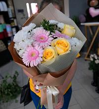 Букет цветов из:  Герберы, Розы и Хризантемы в Новосибирске