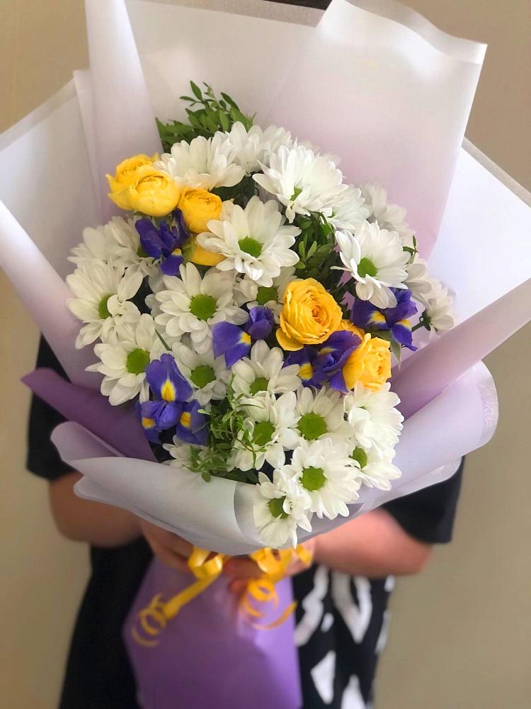 Букет цветов из: Ирисы, Хризантемы и Розы в Новосибирске