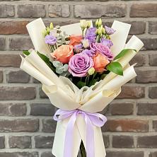 Букет цветов из:  Лизиантусы и Розы в Новосибирске