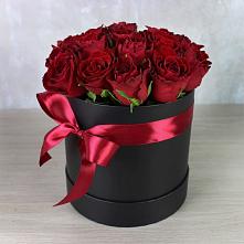 Цветочная композиция из Розы в шляпной коробке в Новосибирске
