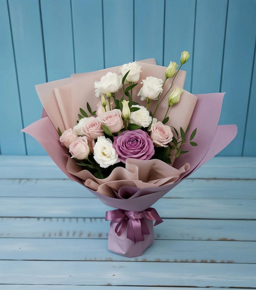 Букет цветов из: Розы и Лизиантусы в Новосибирске